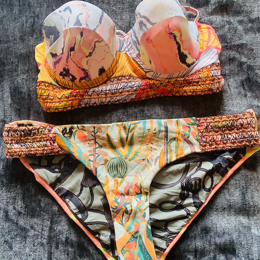 Maaji two piece swimsuit size L never worn